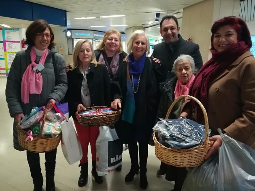 Οι εθελόντριες μοιράζουν ευχές και δωράκια στους ογκολογικούς ασθενείς και στο προσωπικό των Νοσοκομείων